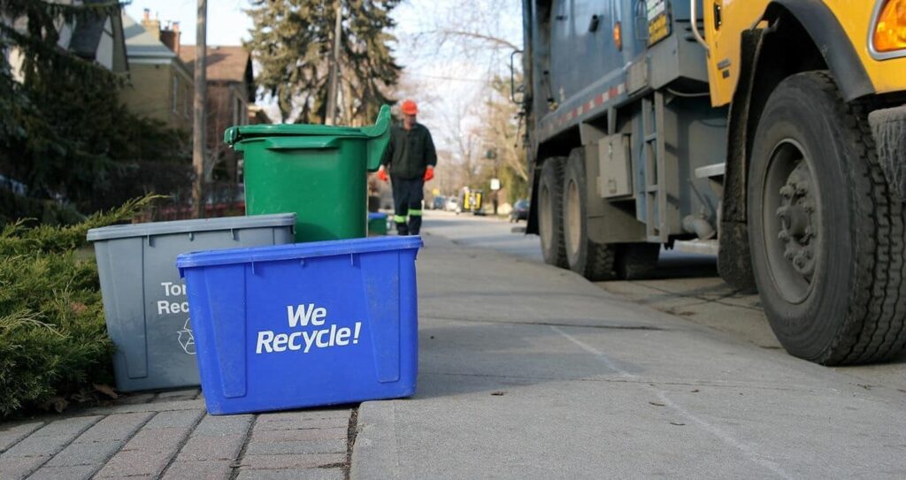 The Waste Hauler's Guide to Modernizing Recycling Communications For Today’s Customers 2 Modernizing Recycling Communications